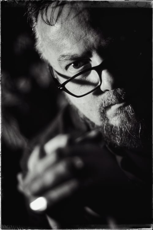 Hochzeitsfotograf Jo – Portrait mit Kamera, fotografiert von Frank Gerhold