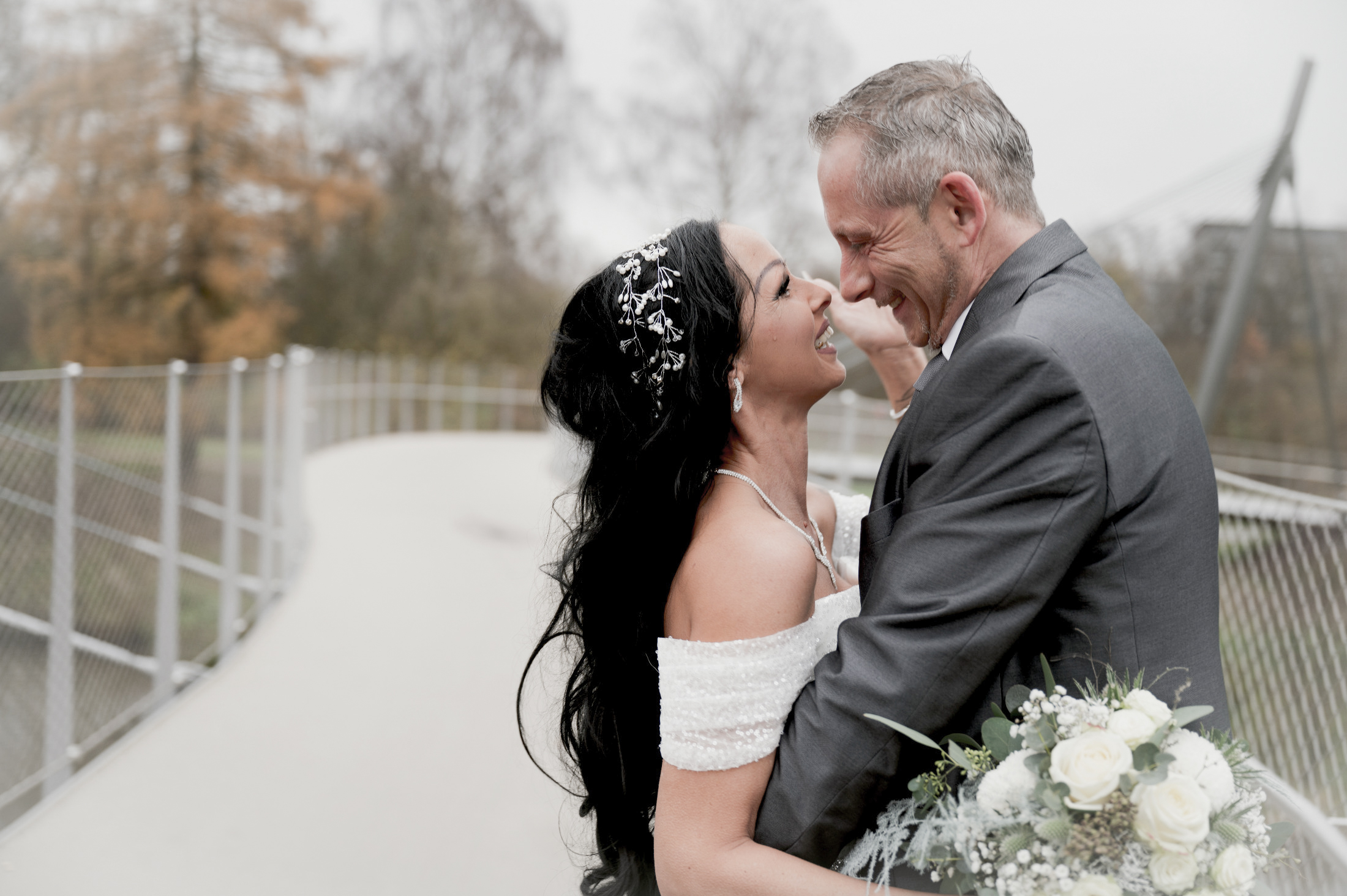 Brautpaar küsst sich auf einer Brücke – Hochzeitsfotografie by Jo