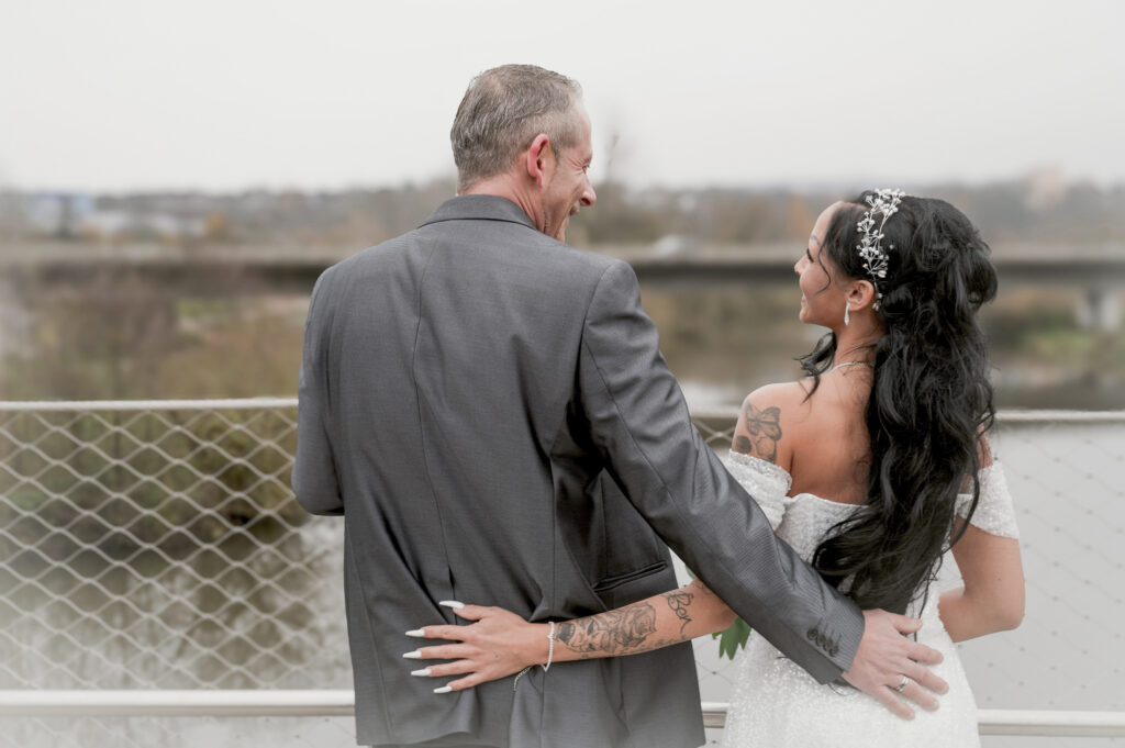 Brautpaar am Geländer, Kuss im Herbst – Hochzeitsfotografie by Jo