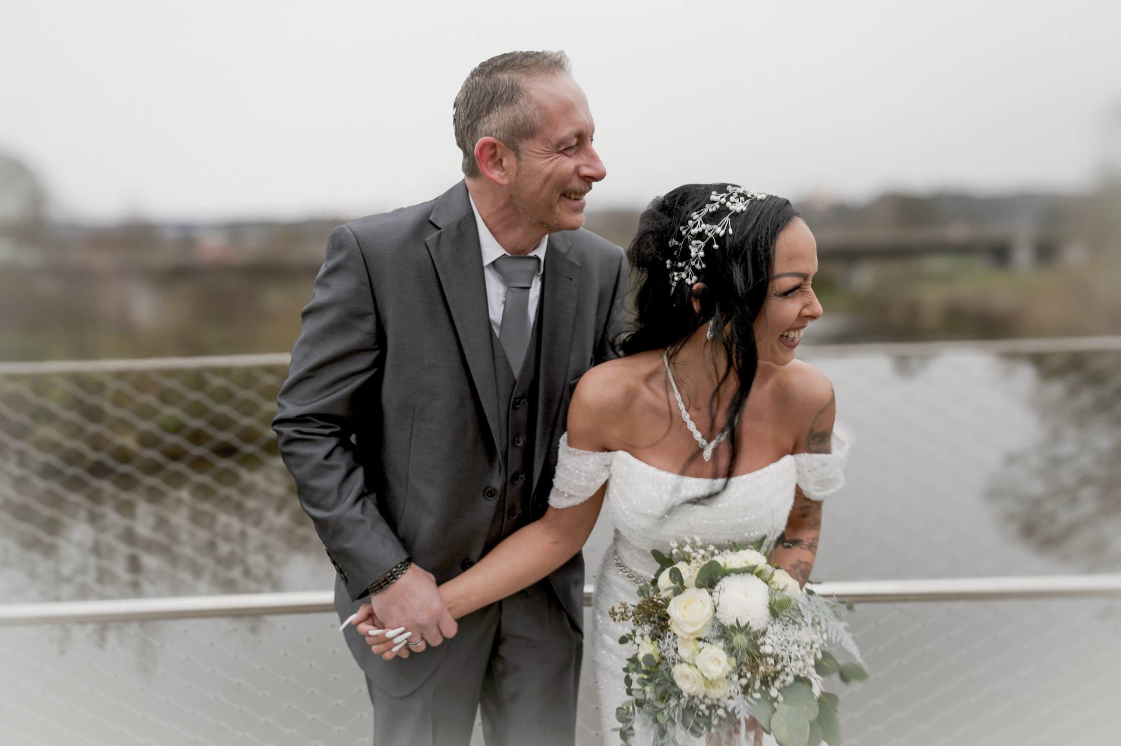 Brautpaar Arm in Arm am Wasser – Hochzeitsfotografie by Jo