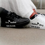 Beschriftete Sneaker des Brautpaars mit Hochzeitsdatum – Hochzeitsfotografie by Jo