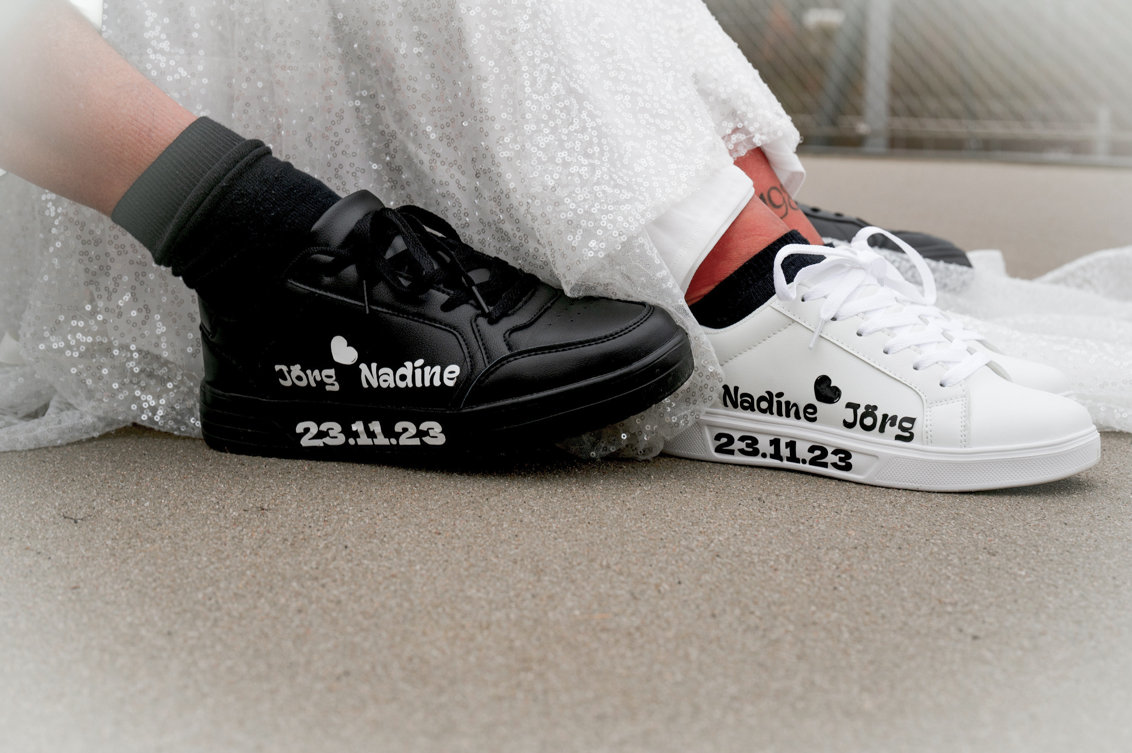 Beschriftete Sneaker des Brautpaars mit Hochzeitsdatum – Hochzeitsfotografie by Jo