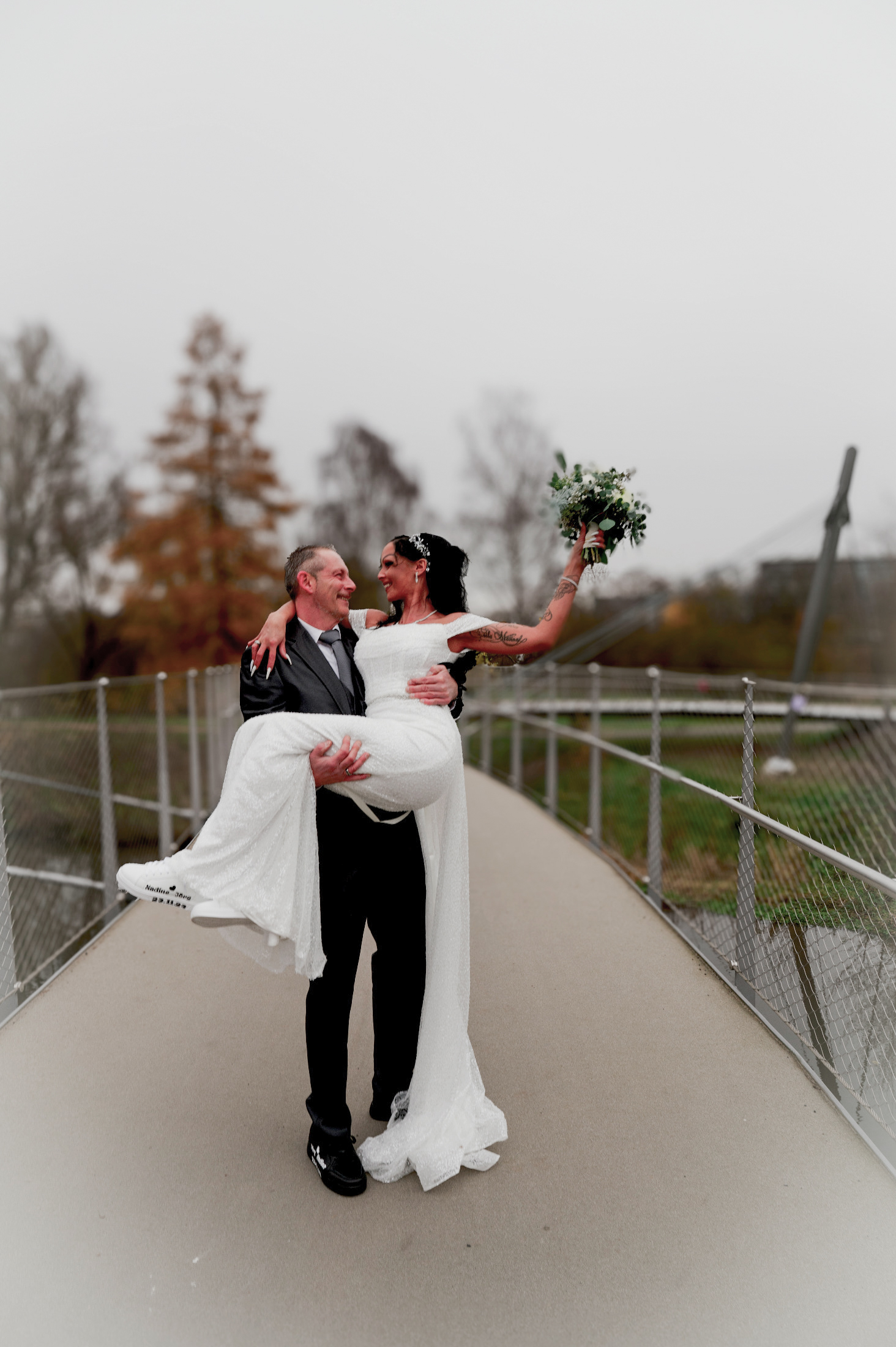 Bräutigam trägt die Braut auf dem Arm – Hochzeitsfotografie by Jo