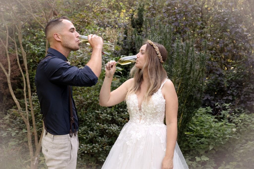 Brautpaar stößt mit Sekt an – Hochzeitsfotografie by Jo
