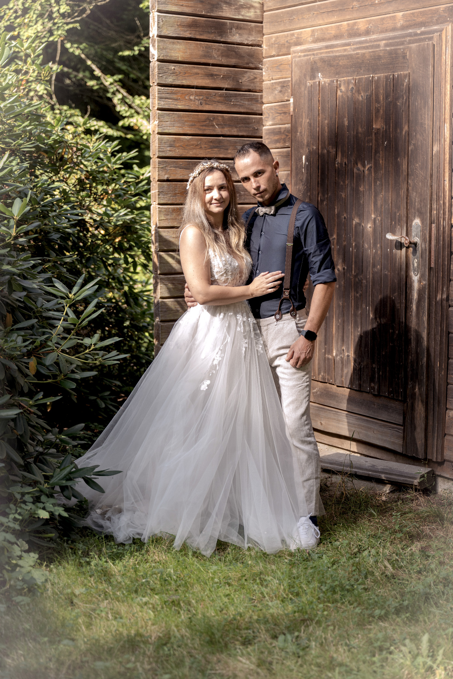 Brautpaar vor einer Holztür im Wald – Hochzeitsfotografie by Jo