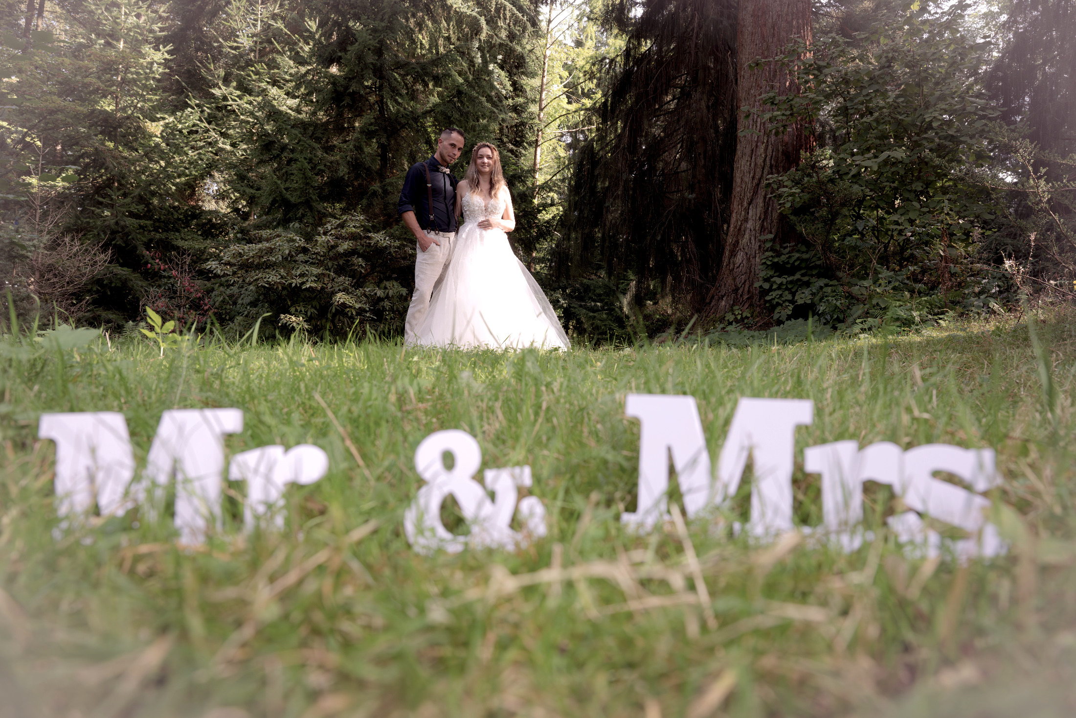 Mr-und-Mrs-Schriftzug auf der Wiese beim Paarshooting – Hochzeitsfotografie by Jo