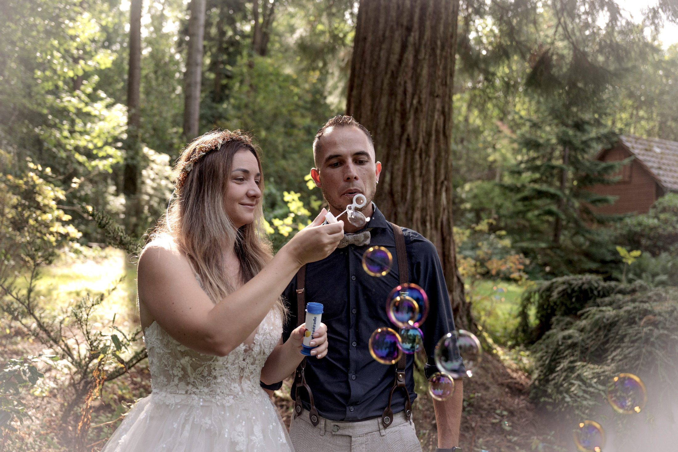 Brautpaar mit Seifenblasen im Wald – Hochzeitsfotografie by Jo