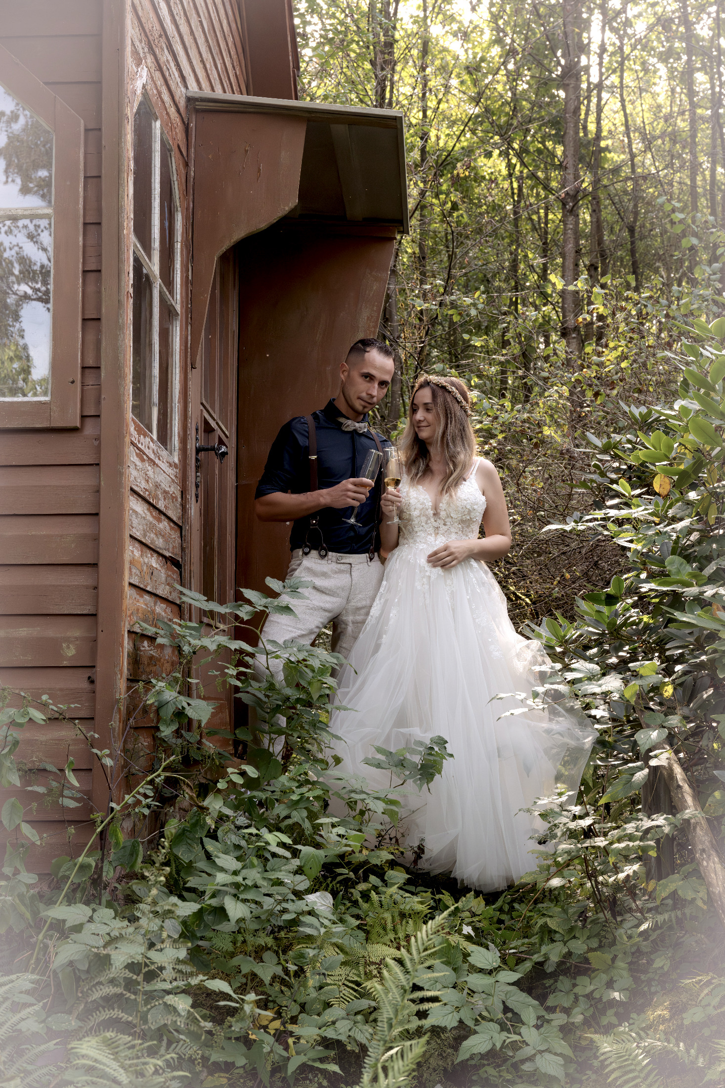 Brautpaar an einer Waldhütte – Hochzeitsfotografie by Jo