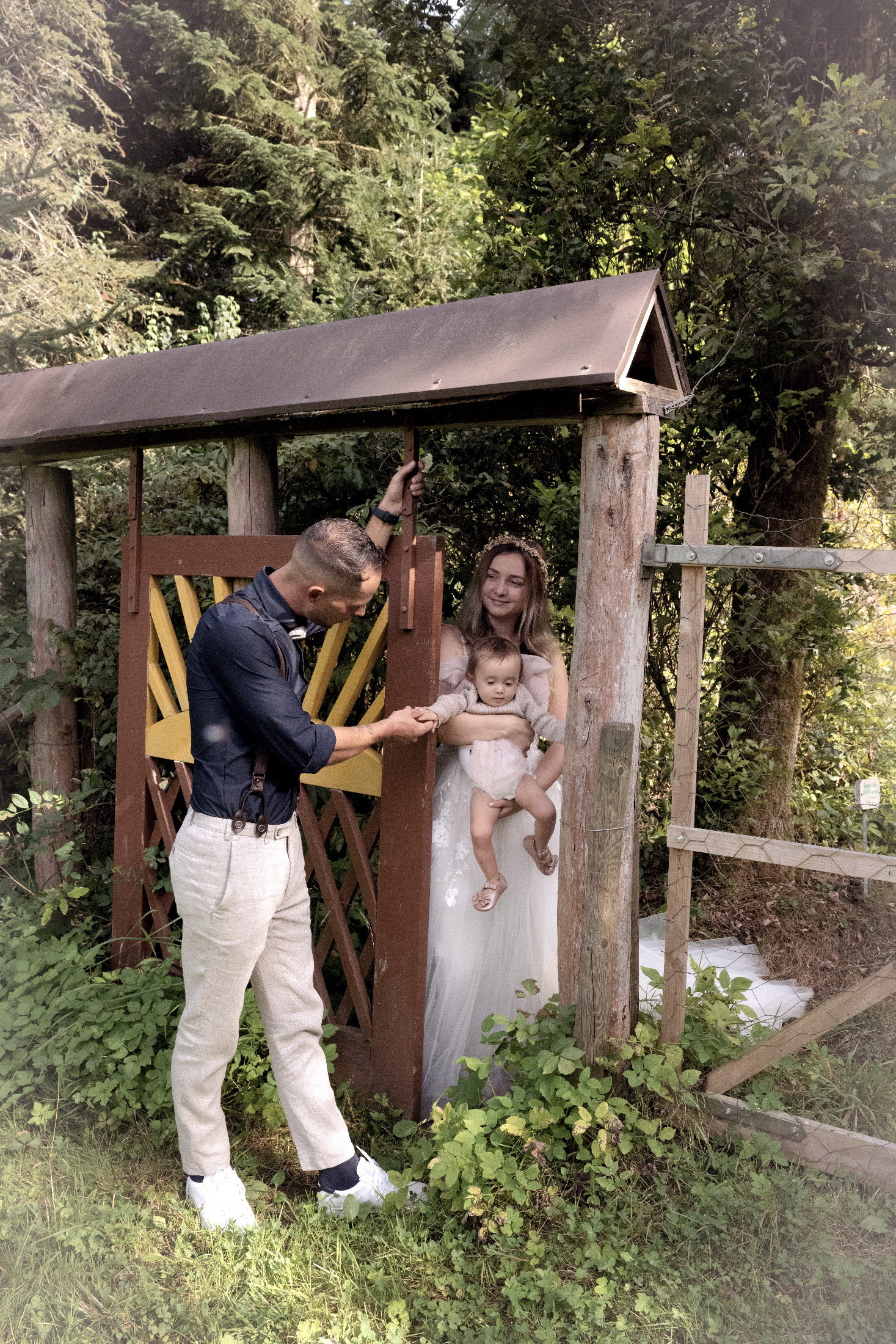 Brautpaar mit Kind am Spielhaus – Hochzeitsfotografie by Jo