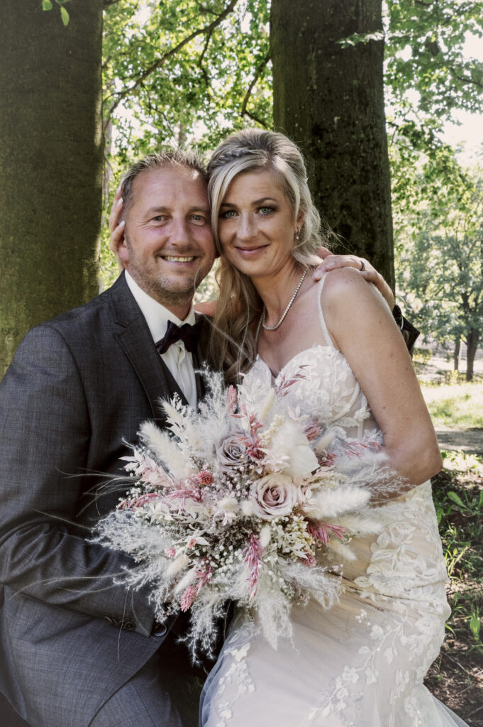 Brautpaar mit Brautstrauß – Hochzeitsfotografie by Jo