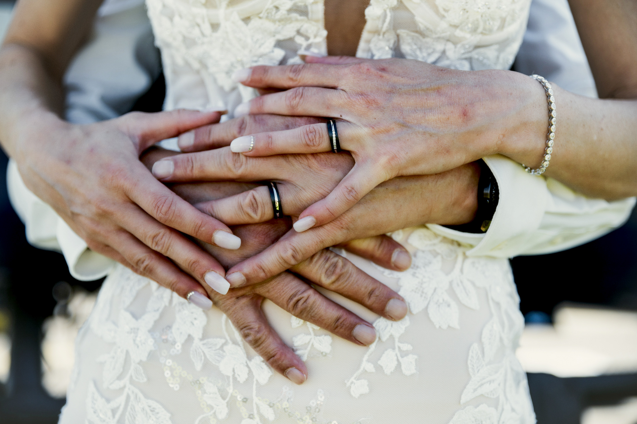 Hände des Brautpaars mit Eheringen – Hochzeitsfotografie by Jo