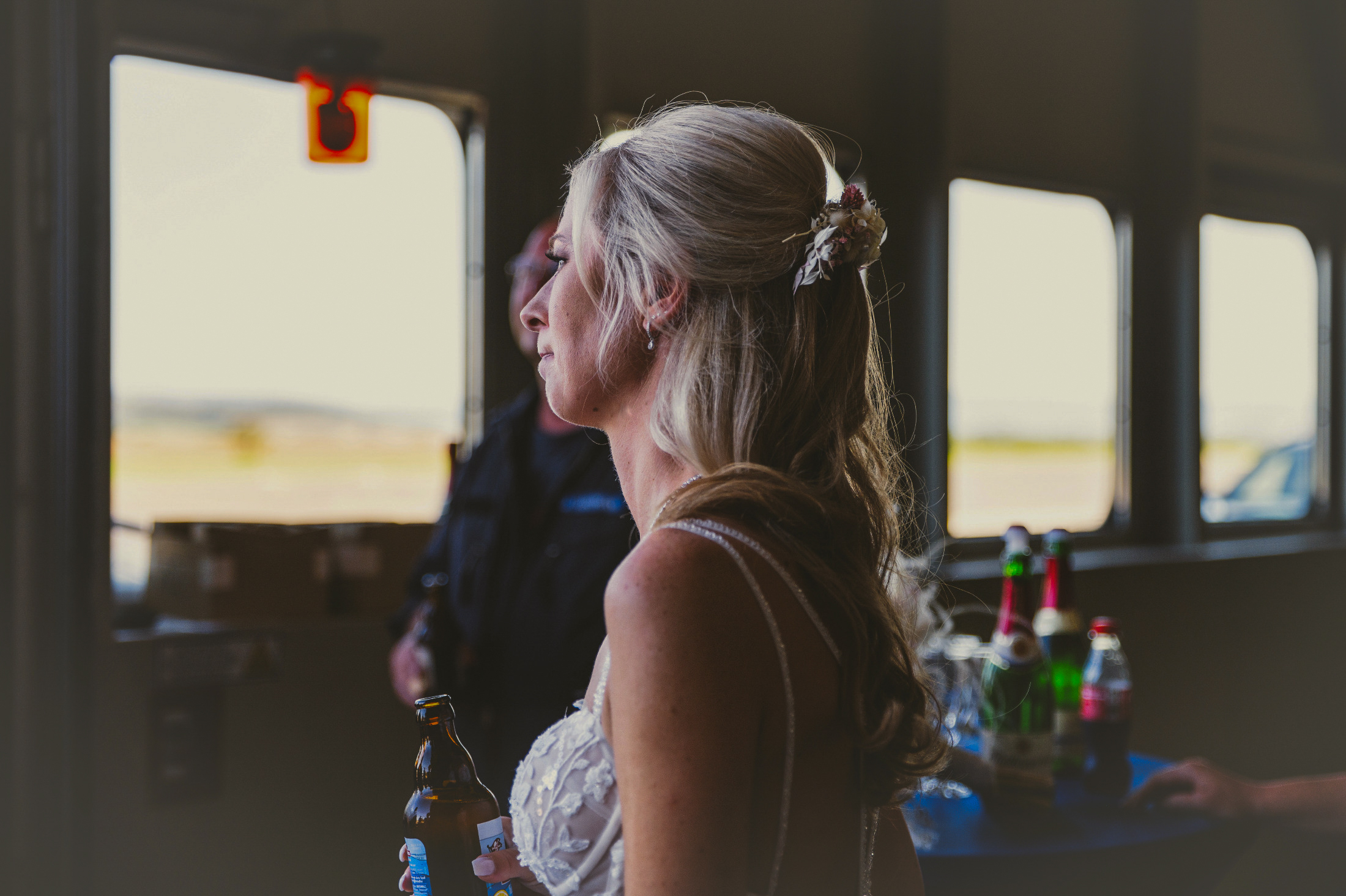 Braut im Bus am Fenster – Hochzeitsfotografie by Jo