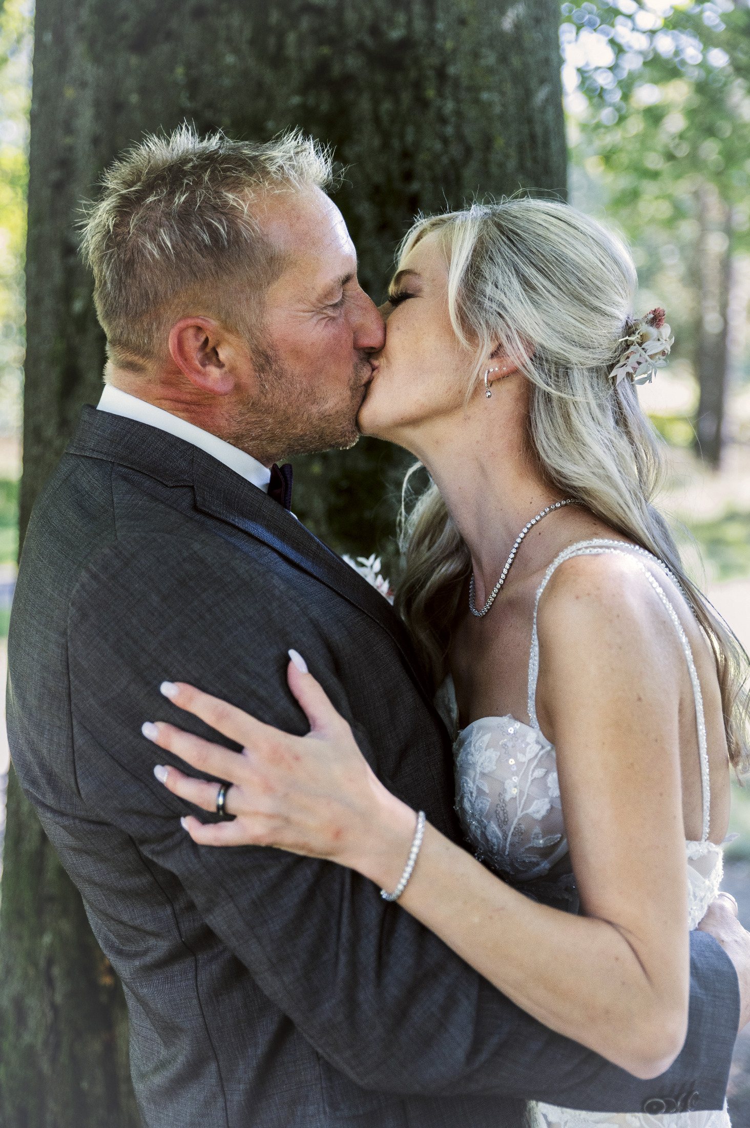 Kuss des Brautpaars – Hochzeitsfotografie by Jo