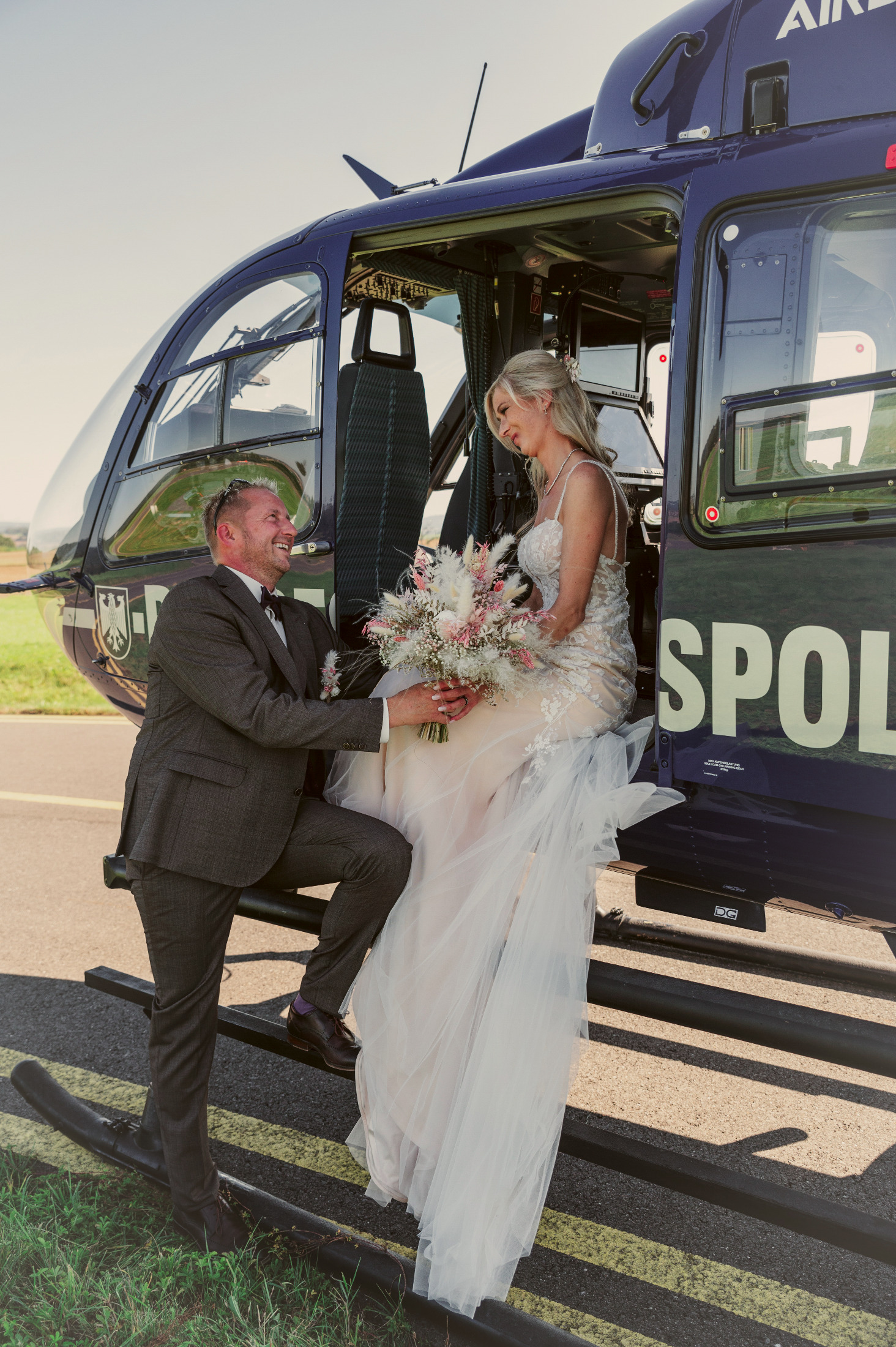 Brautpaar vor einem Hubschrauber – Hochzeitsfotografie by Jo