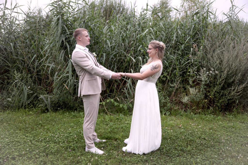 Brautpaar Hand in Hand im Schilf – Hochzeitsfotografie by Jo