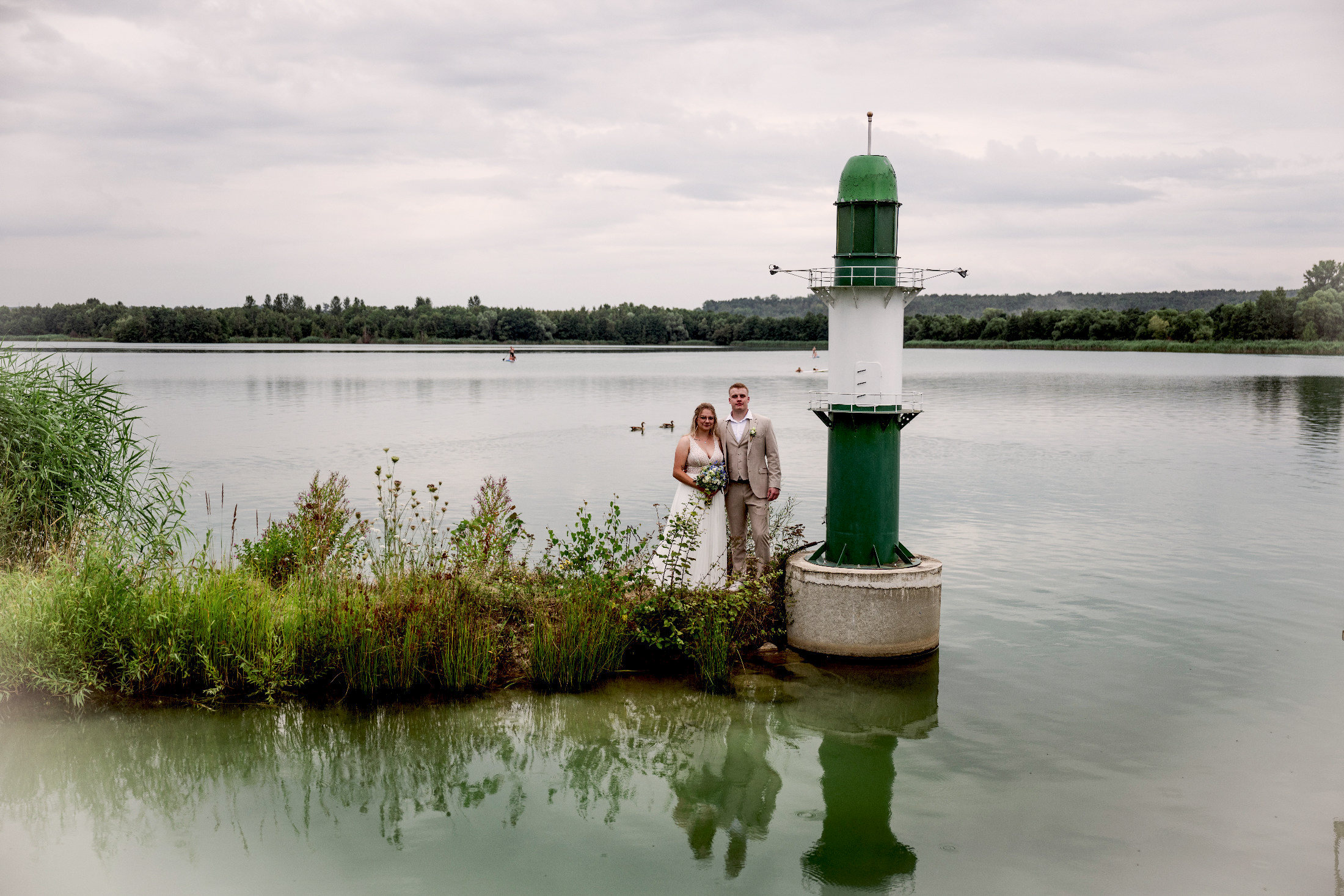 Leuchtturm am See, Hochzeit am Wasser – Hochzeitsfotografie by Jo
