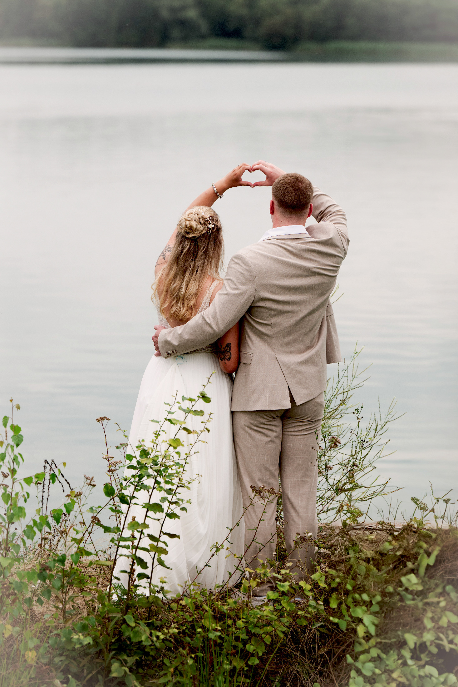 Brautpaar umarmt sich am Seeufer – Hochzeitsfotografie by Jo