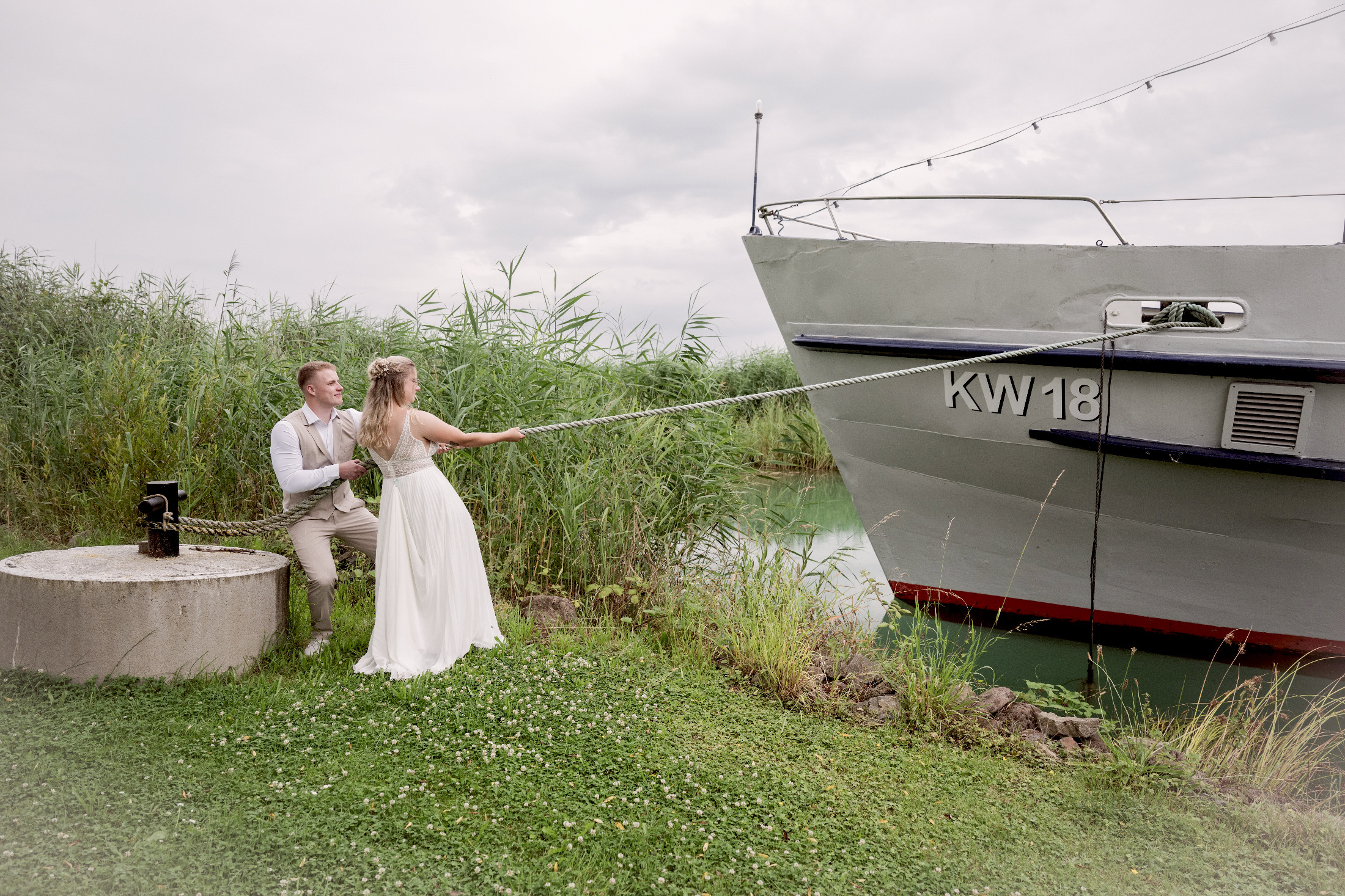 Brautpaar am Boot im Schilf – Hochzeitsfotografie by Jo