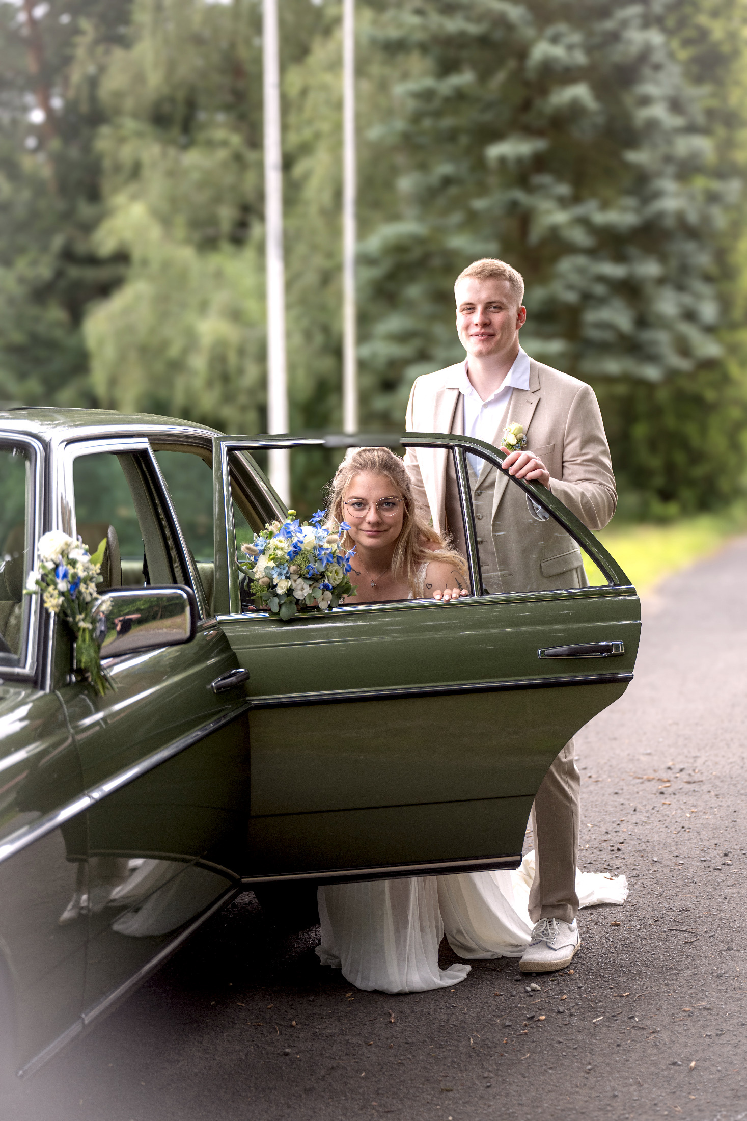 Braut am grünen Oldtimer – Hochzeitsfotografie by Jo