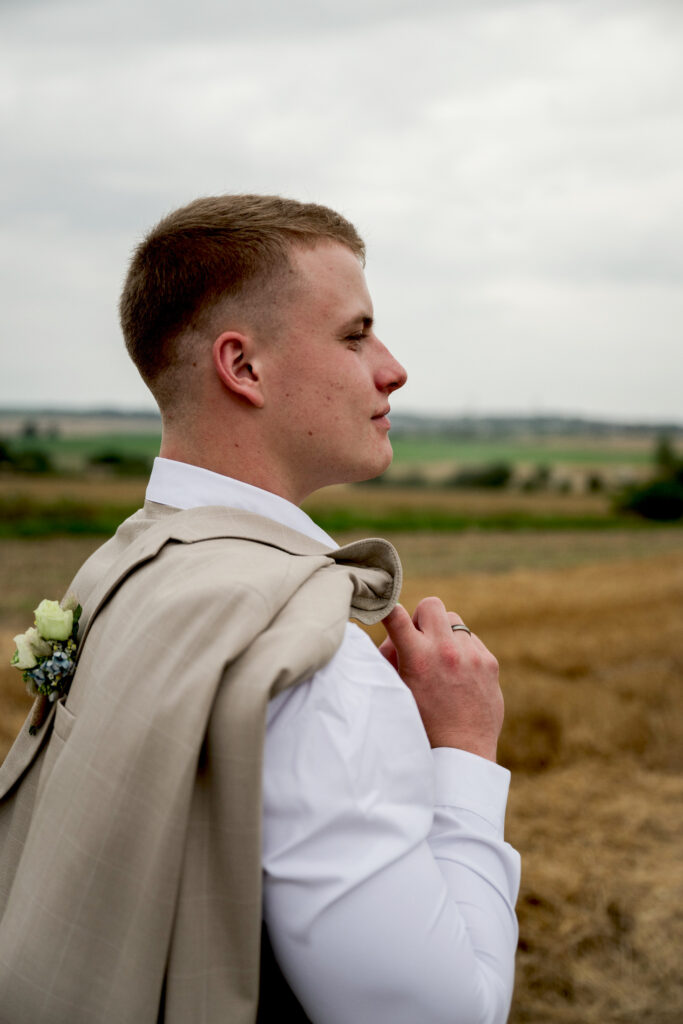 Bräutigam im Kornfeld – Hochzeitsfotografie by Jo