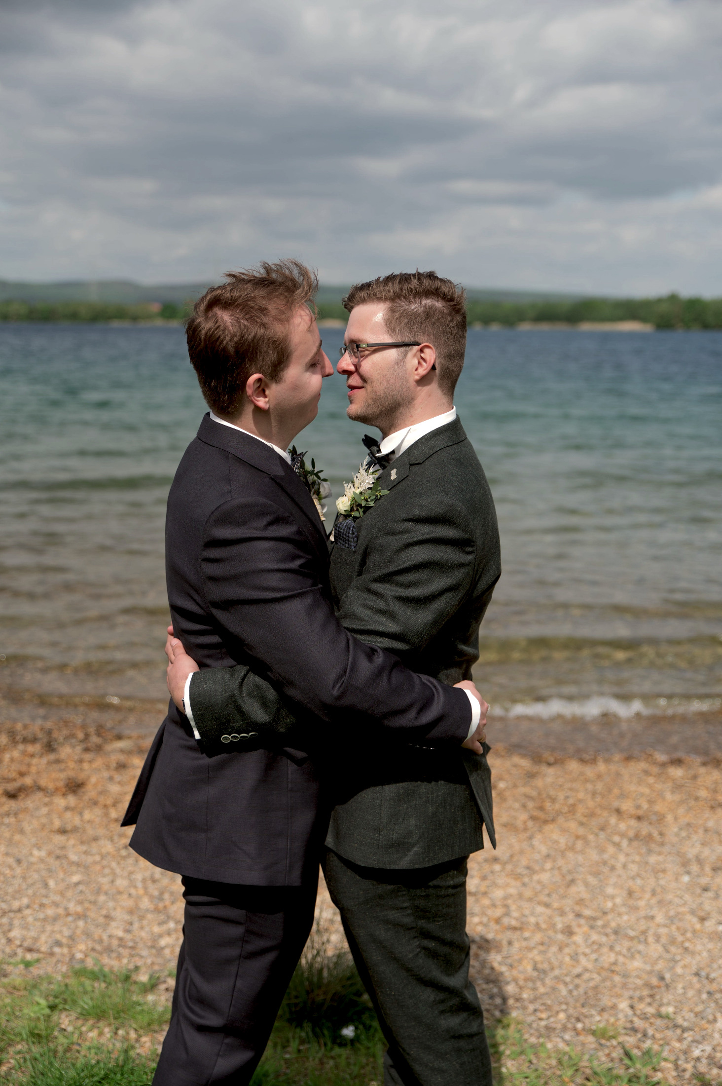 Bräutigam mit Jackett über der Schulter – Hochzeitsfotografie by Jo
