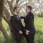 Zwei Bräutigame am Baum – Hochzeitsfotografie by Jo