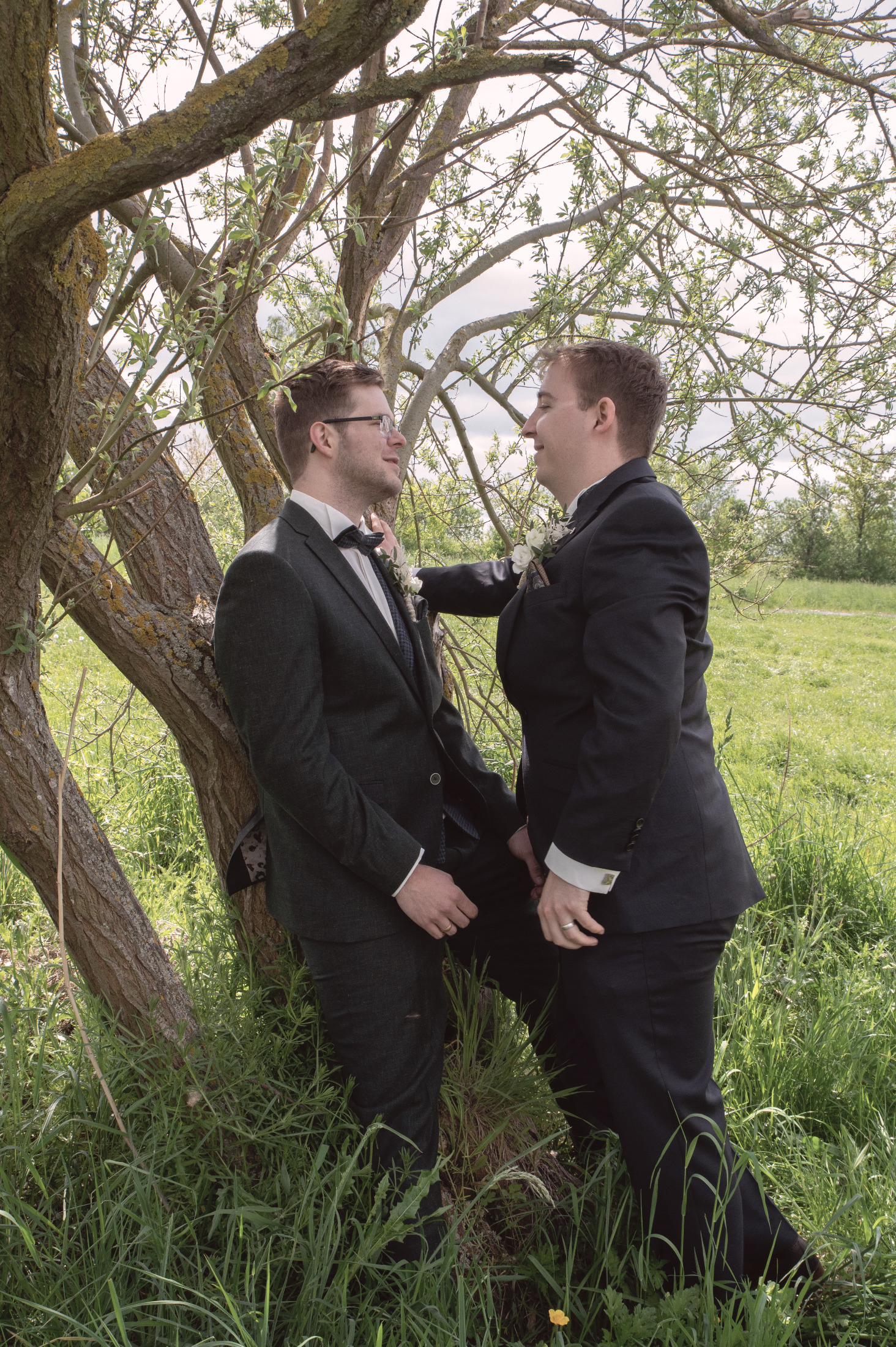 Zwei Bräutigame am Baum – Hochzeitsfotografie by Jo