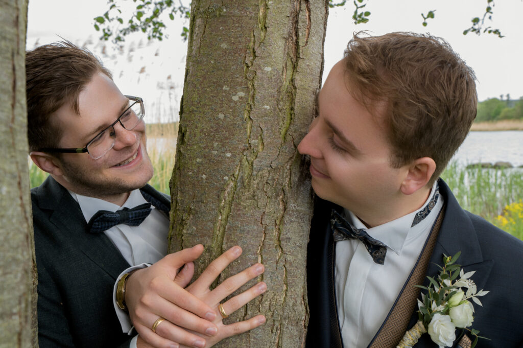 Zwei Bräutigame unter Bäumen – Hochzeitsfotografie by Jo