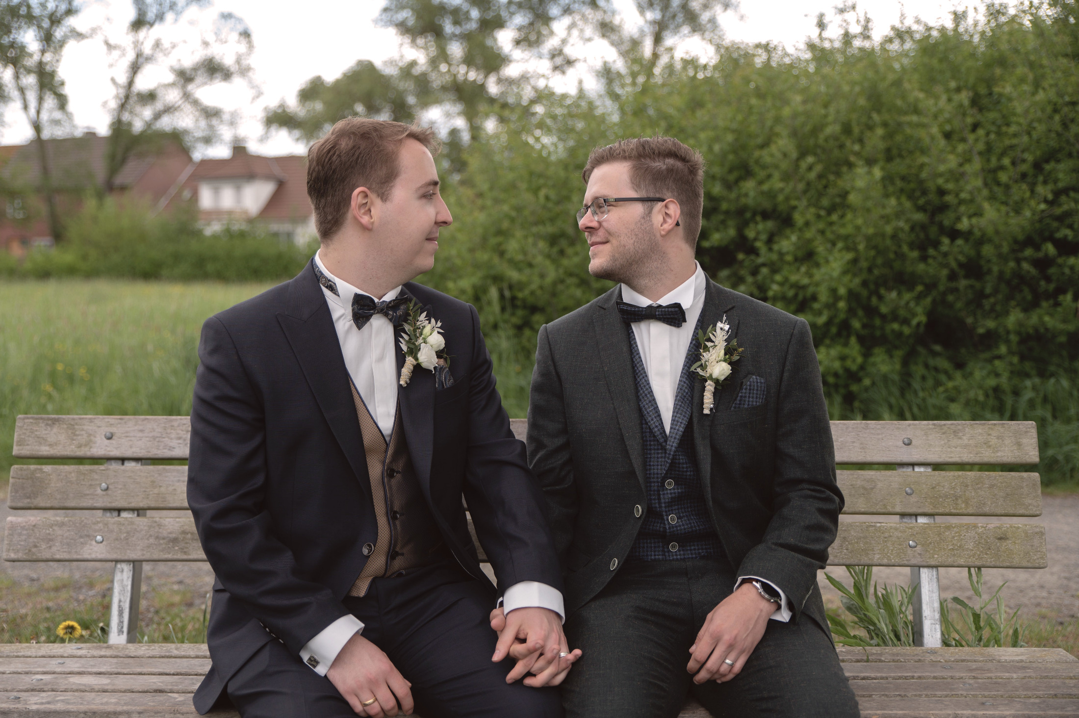 Zwei Bräutigame auf einer Bank am See – Hochzeitsfotografie by Jo