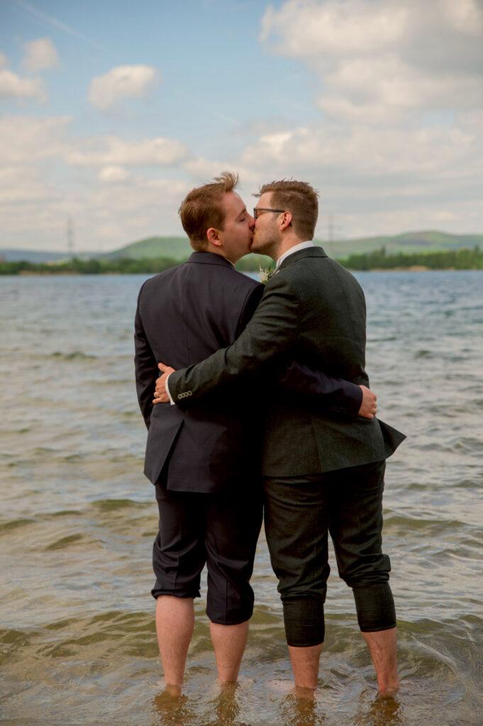 Kuss der Bräutigame am See – Hochzeitsfotografie by Jo
